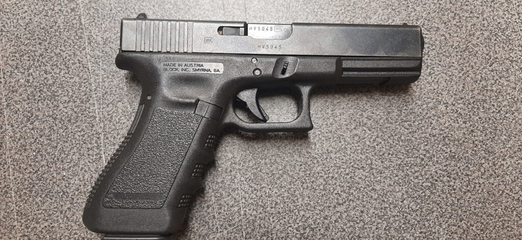 Glock 22 Gen 4 .40 S&W – Full-Size Duty Pistol with Case & Two Magazines