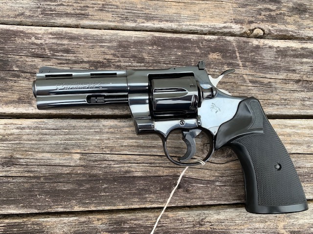 1964 Colt Python .357 Magnum – 2.5″ Blue, Walnut Grips, Original Box, C&R Eligible (Used) – V23182