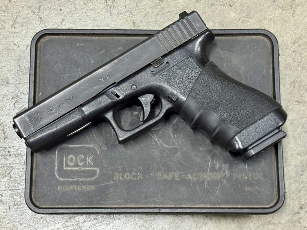 Glock 17 Gen 2 9mm 17rd 1993 Tupperware Box Restricted LEO Mag (Used) – BEC890