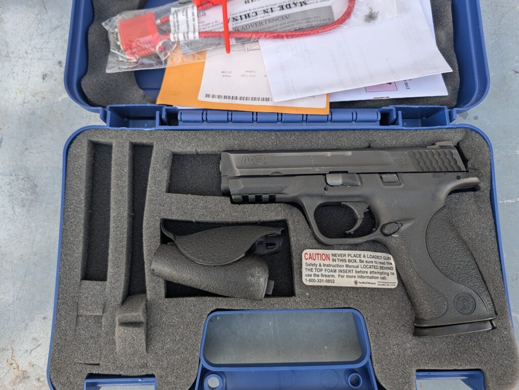 Pre-Owned Smith & Wesson M&P40 4.25″ .40 S&W Night Sights, Includes (1) 15-Round Mag & Factory Case (Used) – HSJ8931